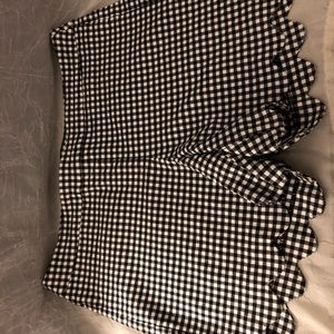 Pull on gingham scalloped shorts black and white
